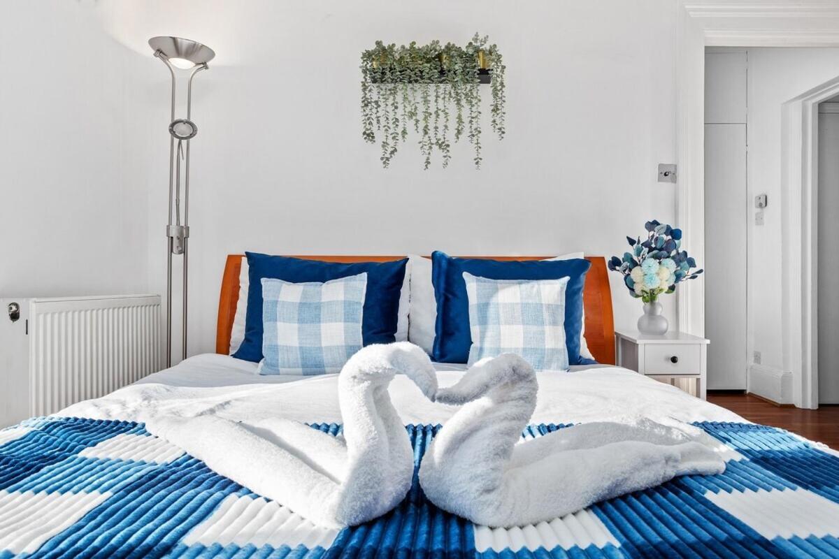 Balcony Blue Theme 1 Bedroom Central London Luxury Flat Near Hyde Park! Accommodates Up To 6! Double Sofa Bed And Next To Station! Exterior photo